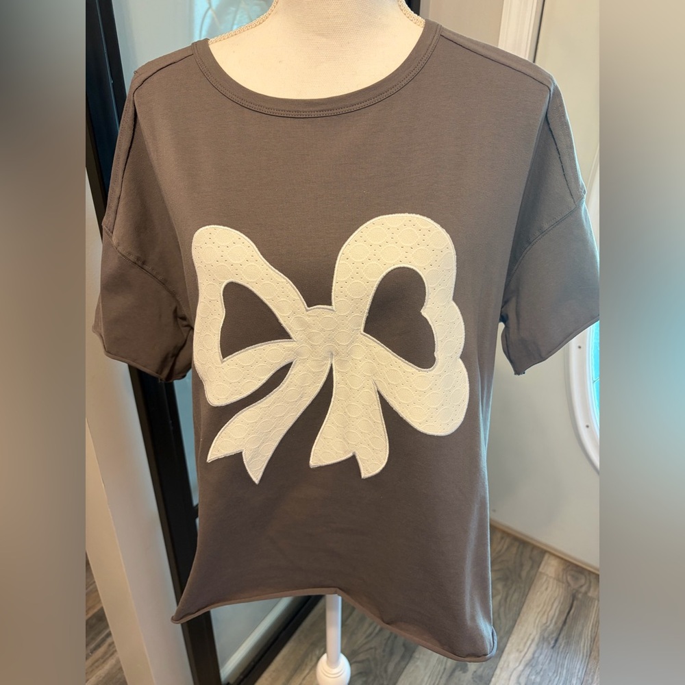 NWT…Boutique Applique Eyelet Bow With Design Back Short Sleeve Top…Size Large